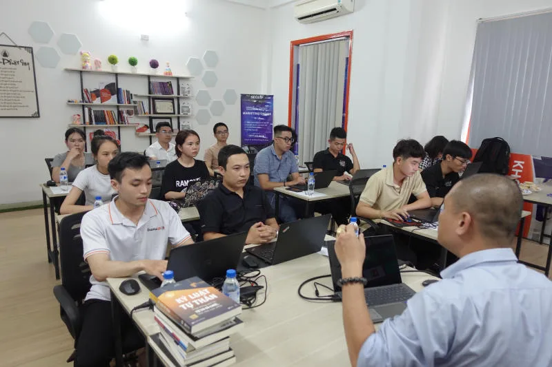 Chương trình kết thúc với phần hỏi đáp diễn ra sôi nổi với nhiều câu hỏi từ khán giả